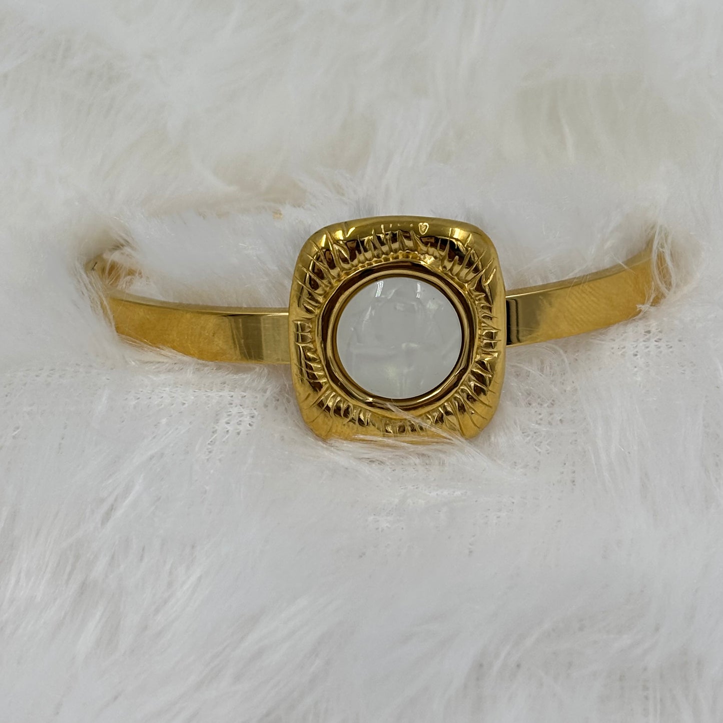 Regal Aura Gold Bangle