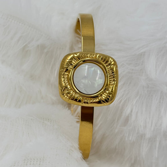 Regal Aura Gold Bangle